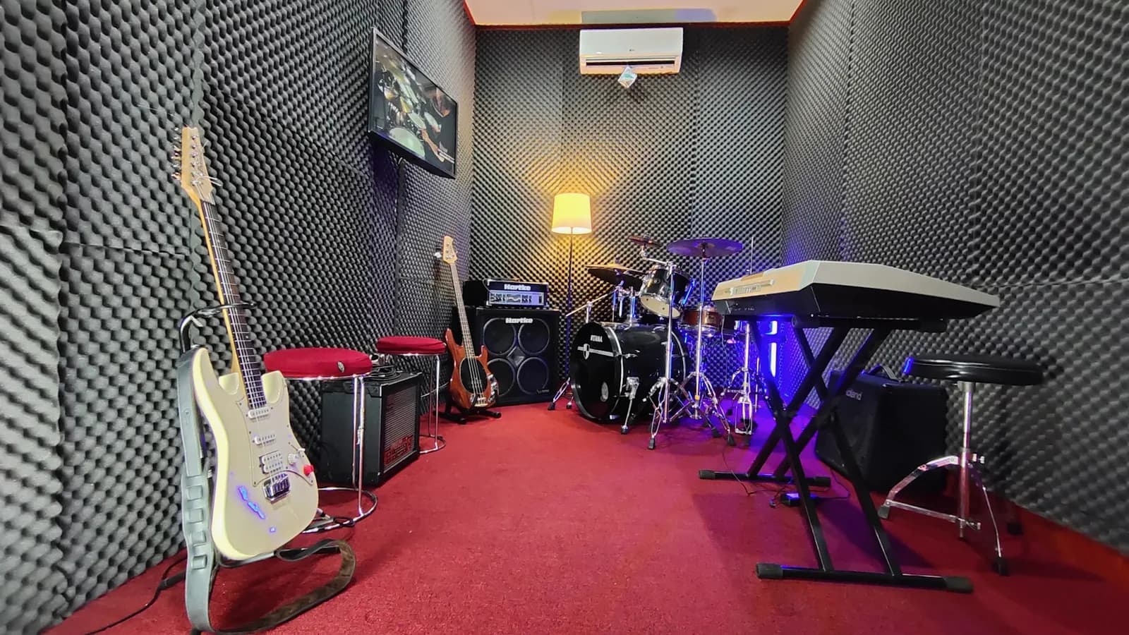 Ruang band lengkap di BnP Music School Ciledug