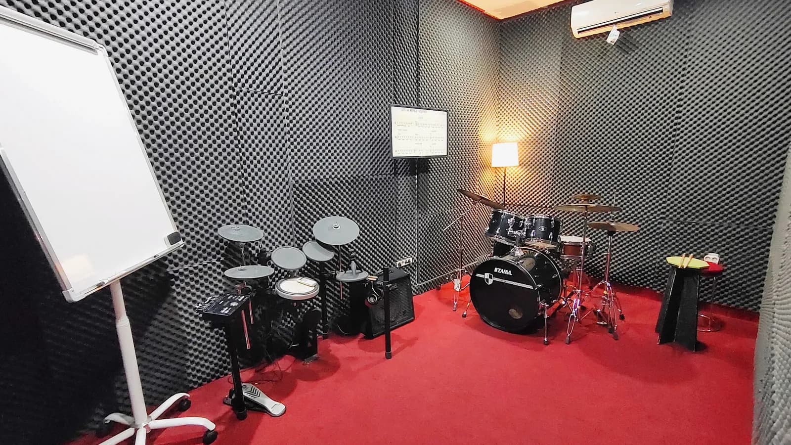 Ruang kelas drum di BnP Music School Ciledug
