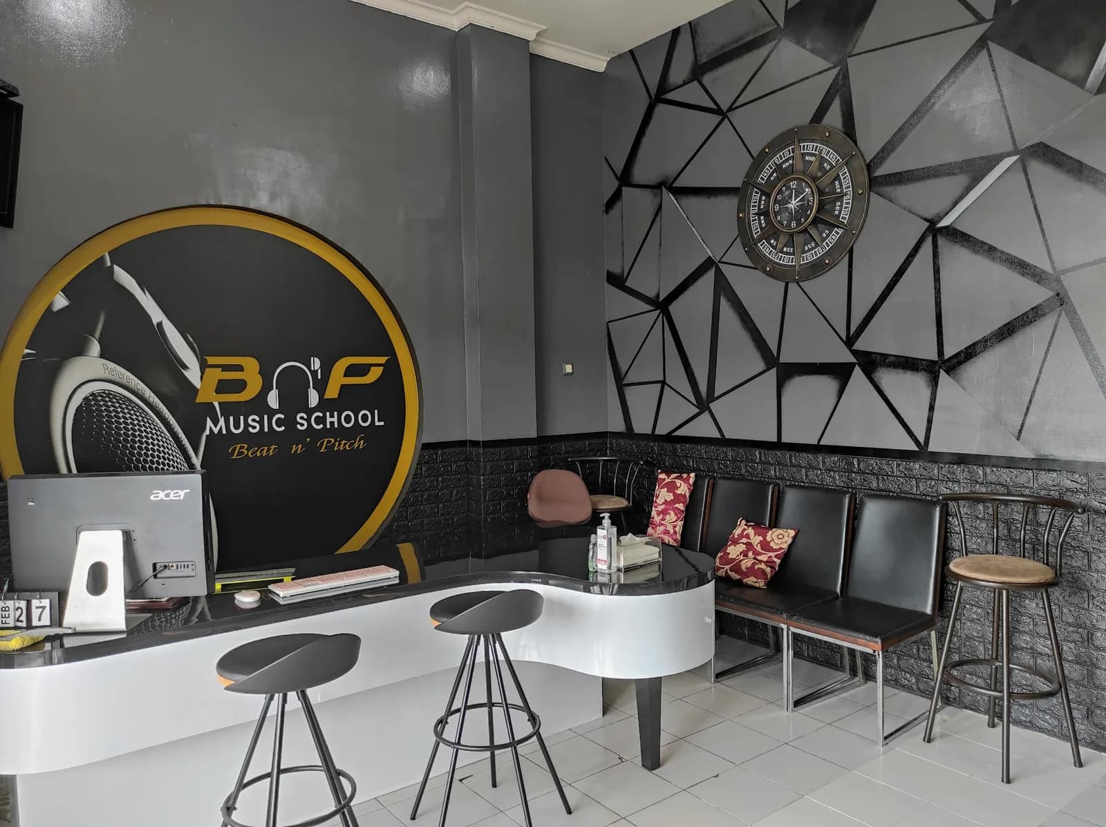 Lobi dan area tunggu di BnP Music School Ciledug