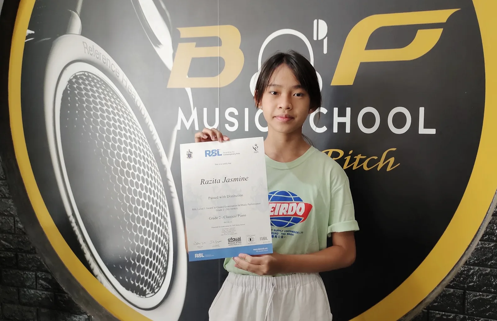 Penyerahan sertifikat internasional di BnP Music School Ciledug