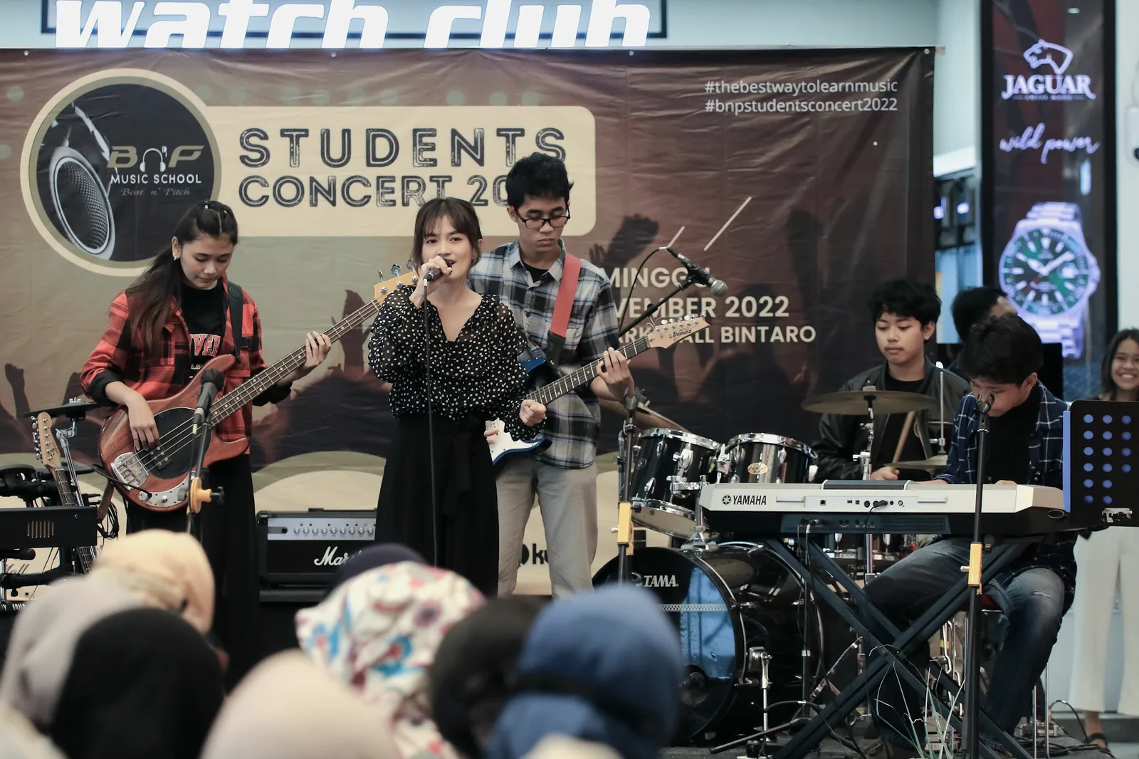 Penampilan band siswa di BnP Music School Ciledug