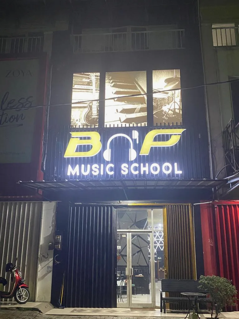 Papan nama studio di BnP Music School Ciledug