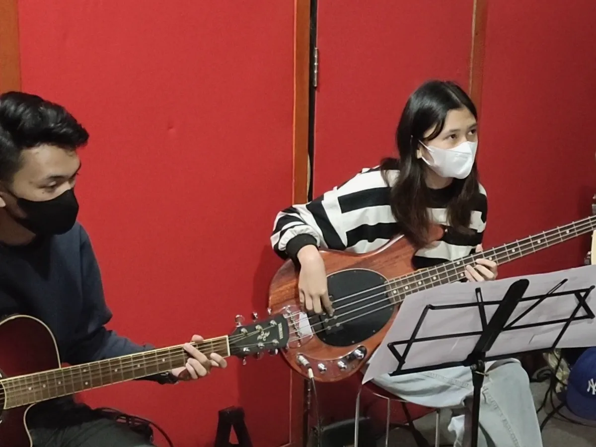 Murid BnP Music School berlatih bass elektrik