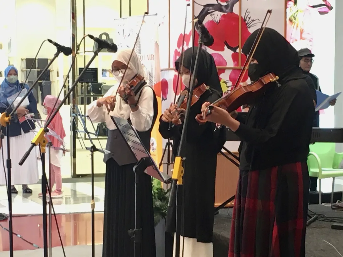 Ensemble biola murid BnP Music School tampil bersama