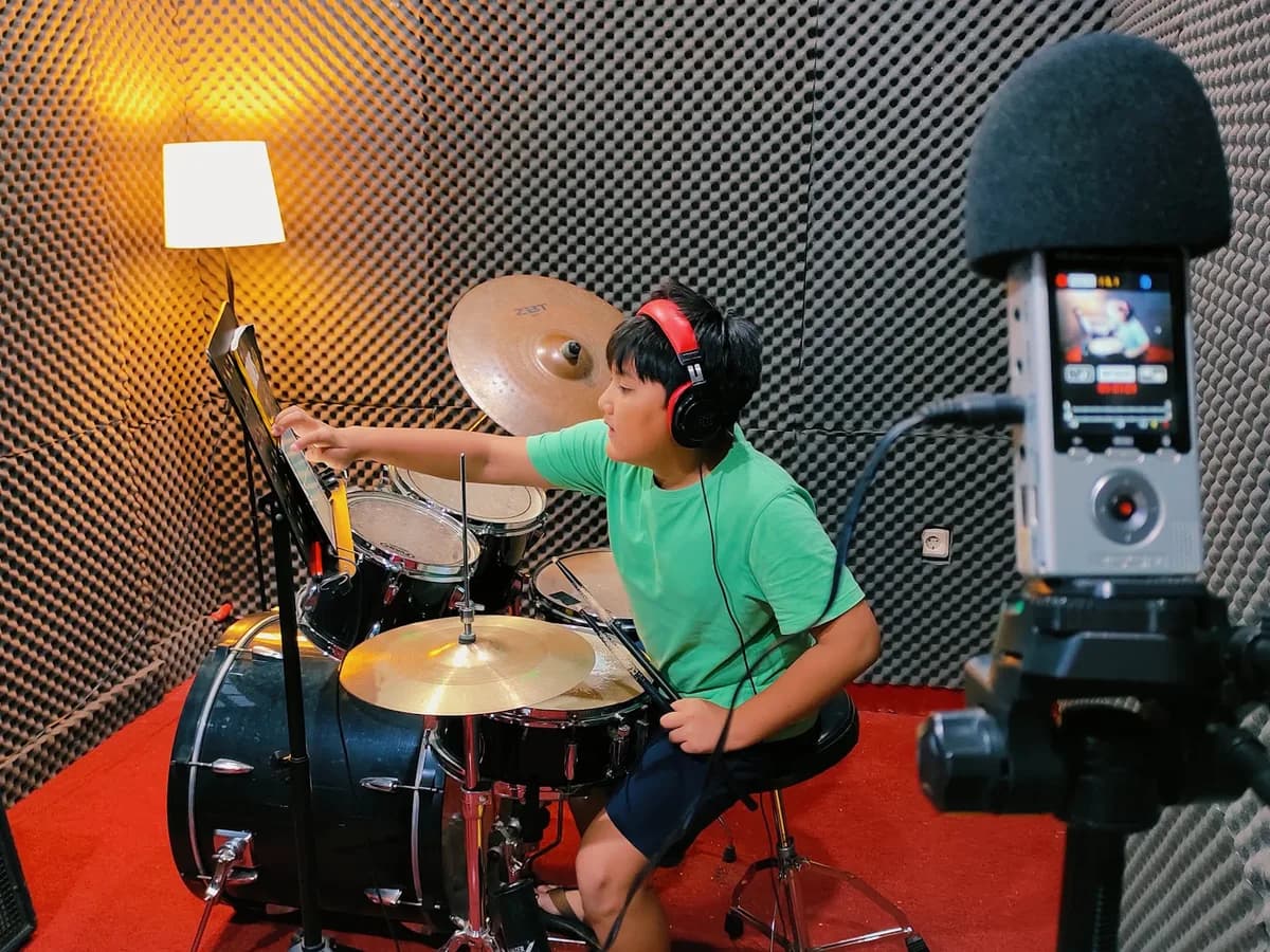 Murid BnP Music School berlatih drum set di ruang latihan