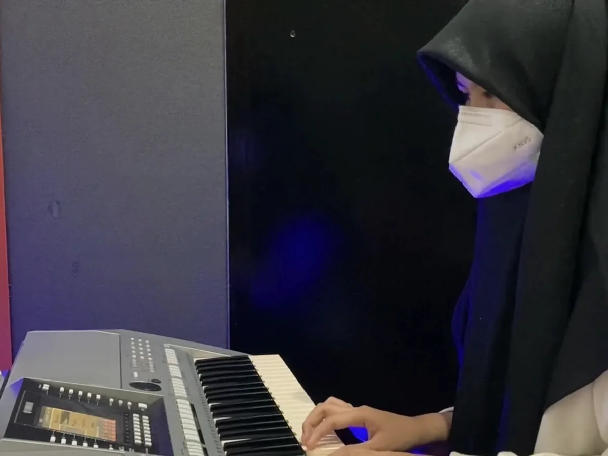 Tangan murid BnP Music School di atas tuts keyboard saat kelas berlangsung