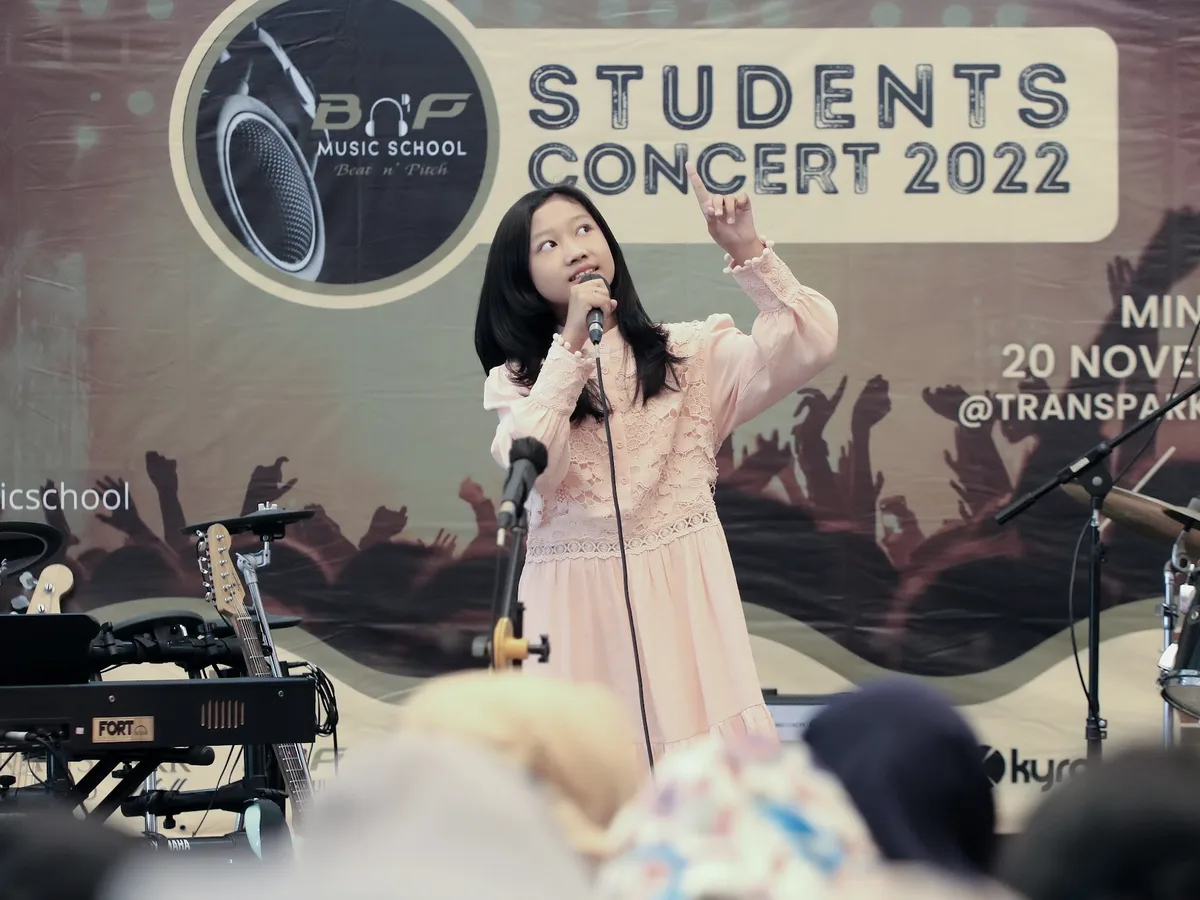 Murid BnP Music School bernyanyi di panggung student concert