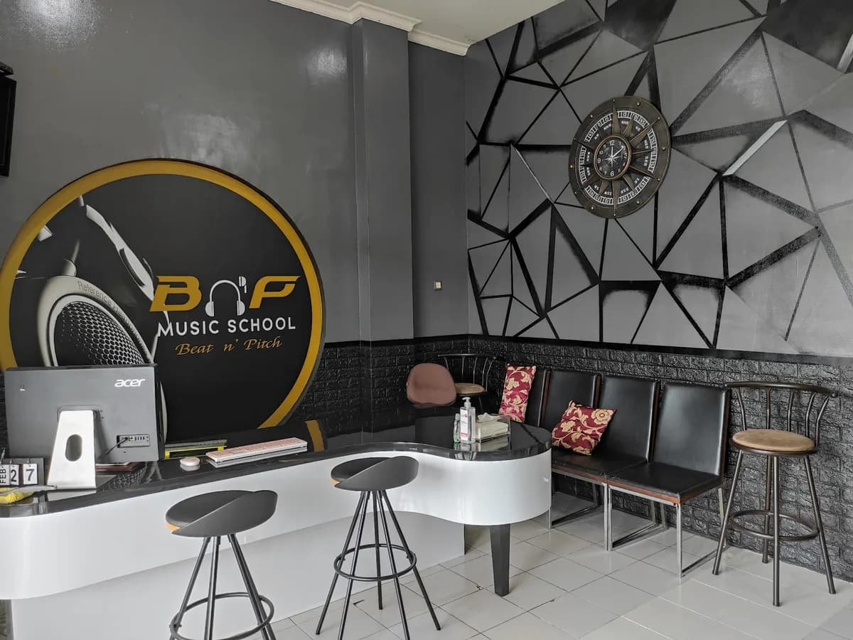 Lobi dan area tunggu BnP Music School di Ruko Boulevard CBD Ciledug